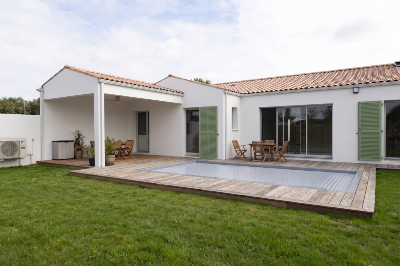 Terrasse en bois avec piscine, maison livrée à La Jarrie, Hello Maison constructeur de maisons près de La Rochelle